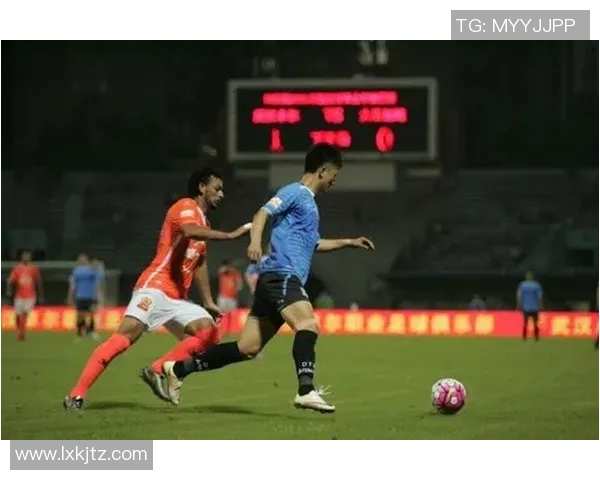 大连超越迎战北京人和争夺中甲联赛关键三分的激烈对决 大连超越迎战北京人和争夺中甲联赛关键三分的激烈对决